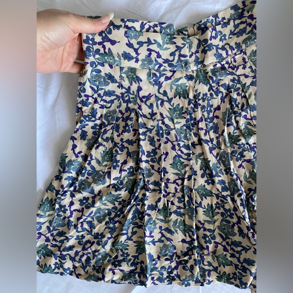 H&M Floral Patterned High waist Pleated short beige Cream blue viscose US 2 NWT - Picture 9 of 16